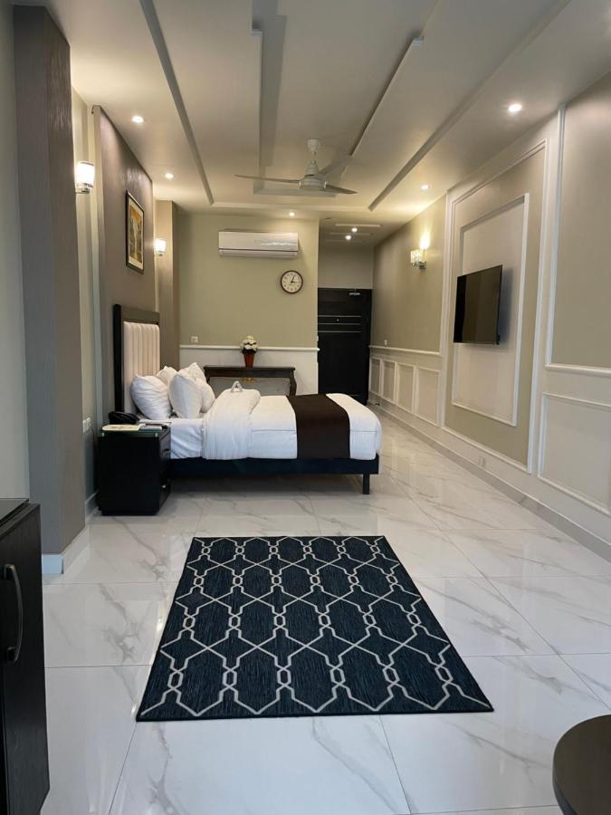 Oxygym Club Hotel & Suites Faisalabad Buitenkant foto