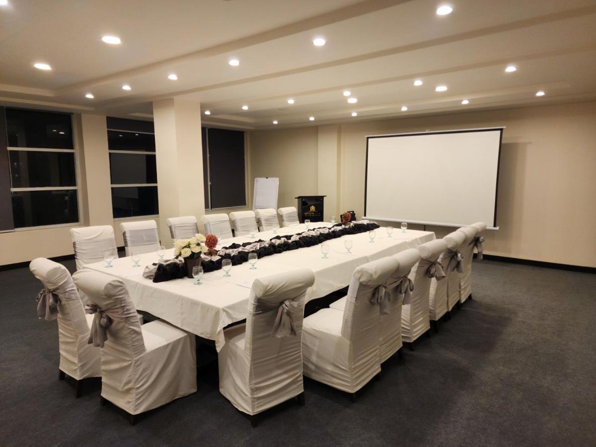Oxygym Club Hotel & Suites Faisalabad Buitenkant foto