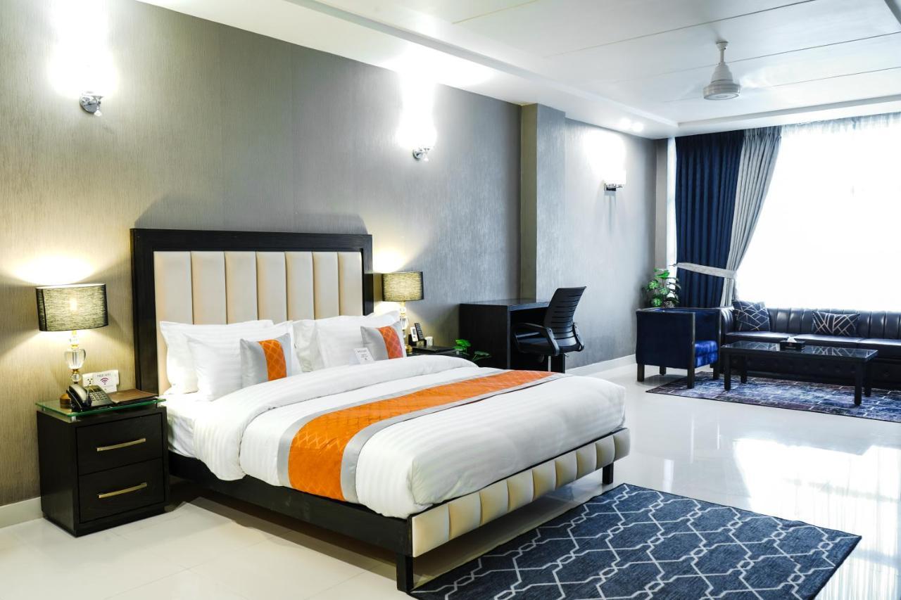 Oxygym Club Hotel & Suites Faisalabad Buitenkant foto