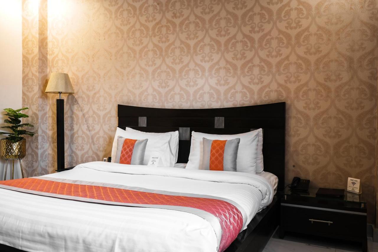 Oxygym Club Hotel & Suites Faisalabad Buitenkant foto