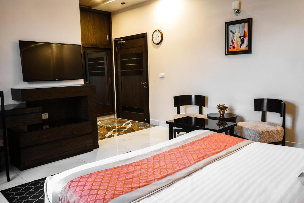 Oxygym Club Hotel & Suites Faisalabad Buitenkant foto