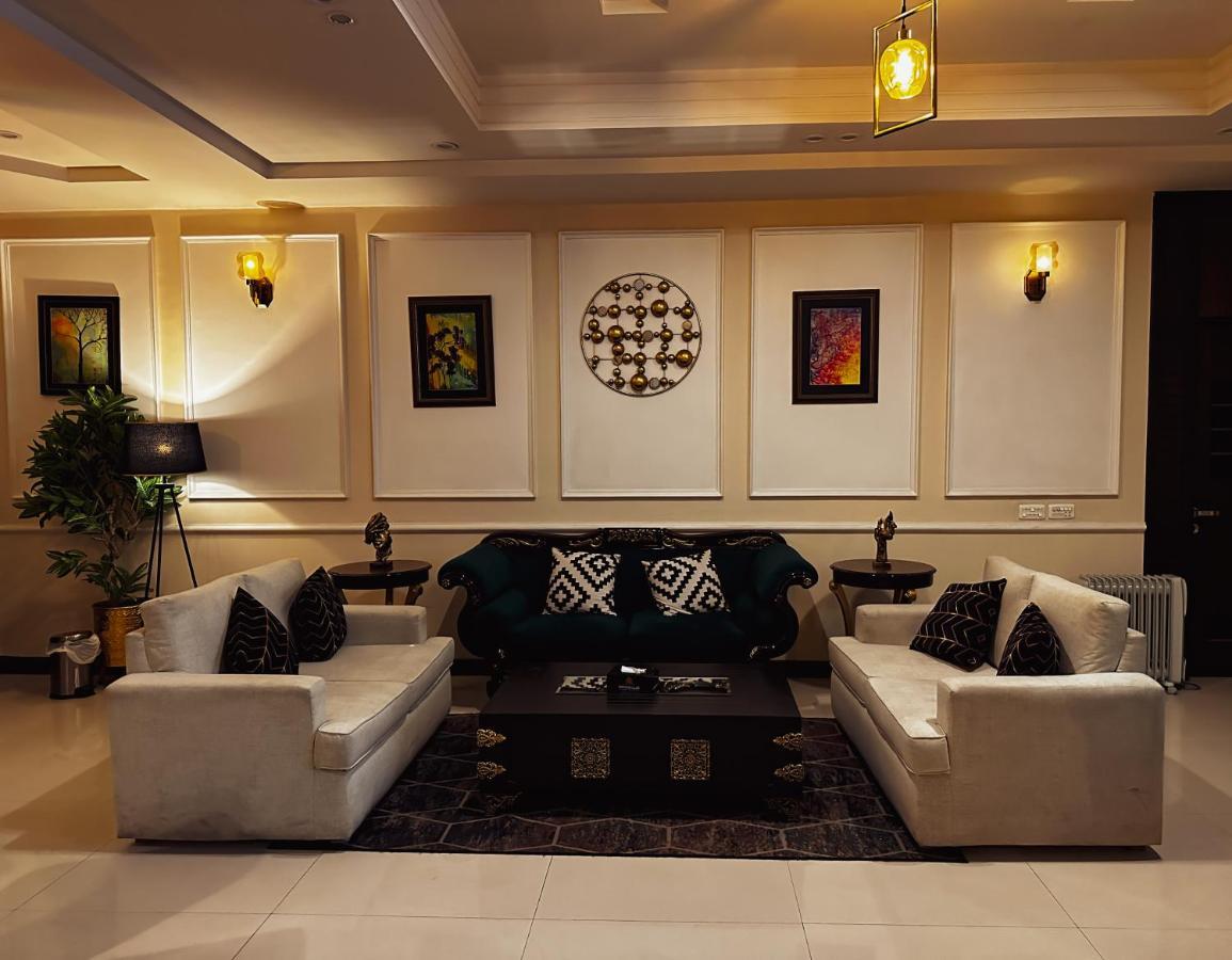 Oxygym Club Hotel & Suites Faisalabad Buitenkant foto